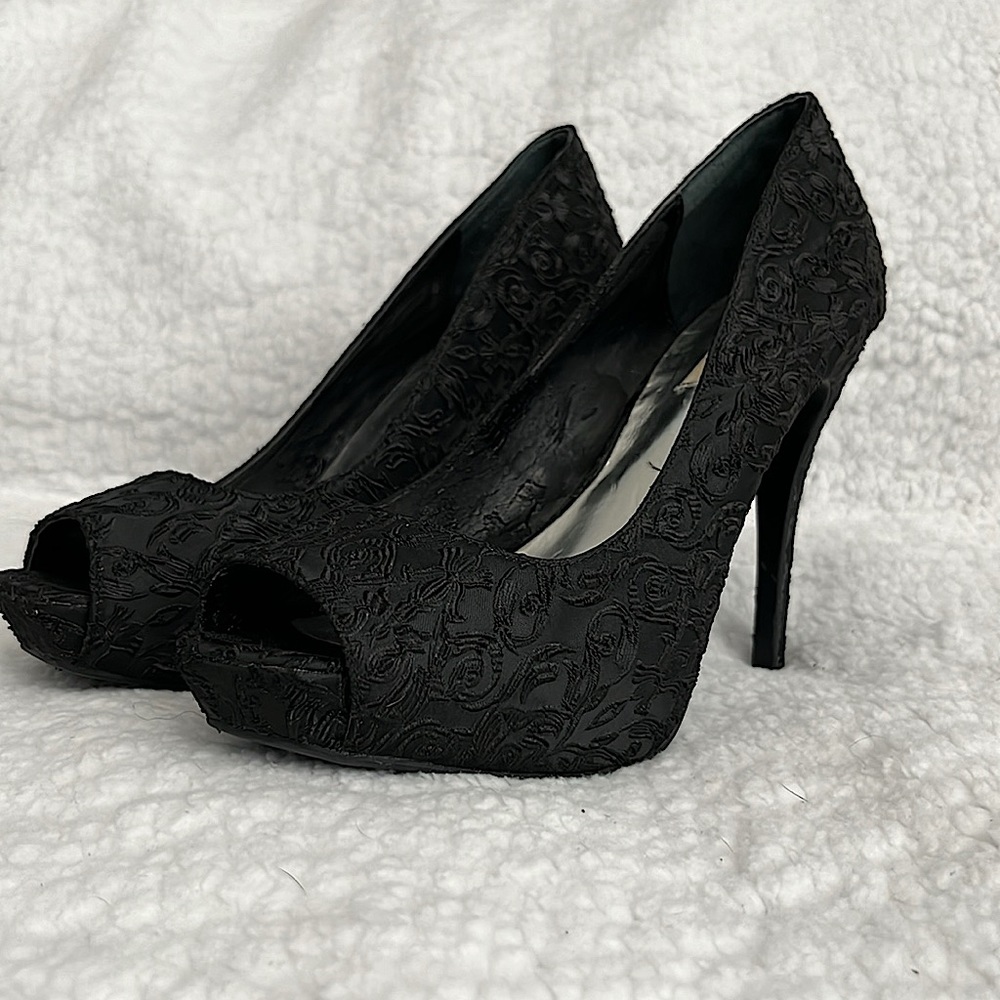 Simply vera wang size 8 Talish at the heel